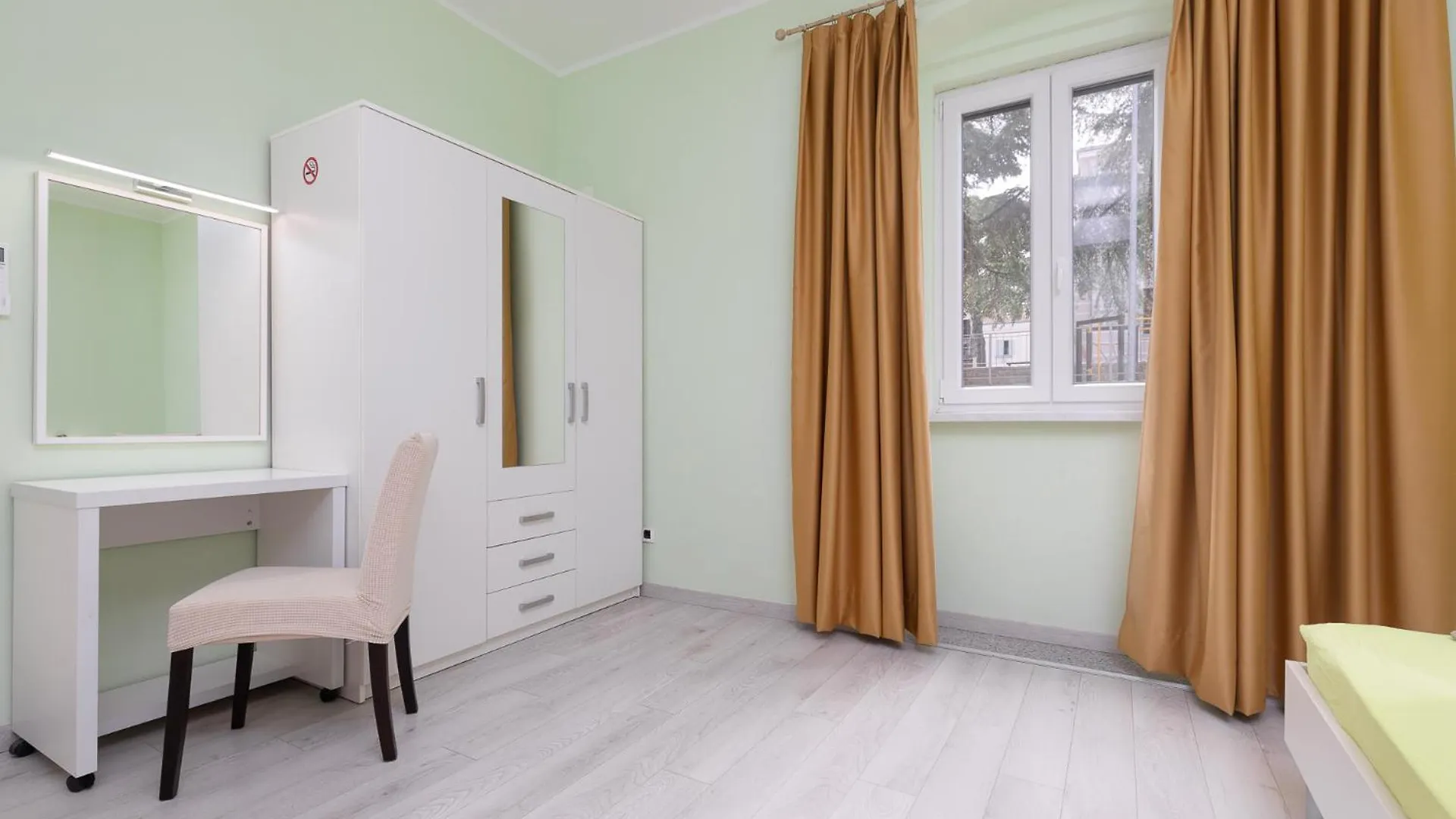 Valnea - Apartment For Five People In The Center Of Porec