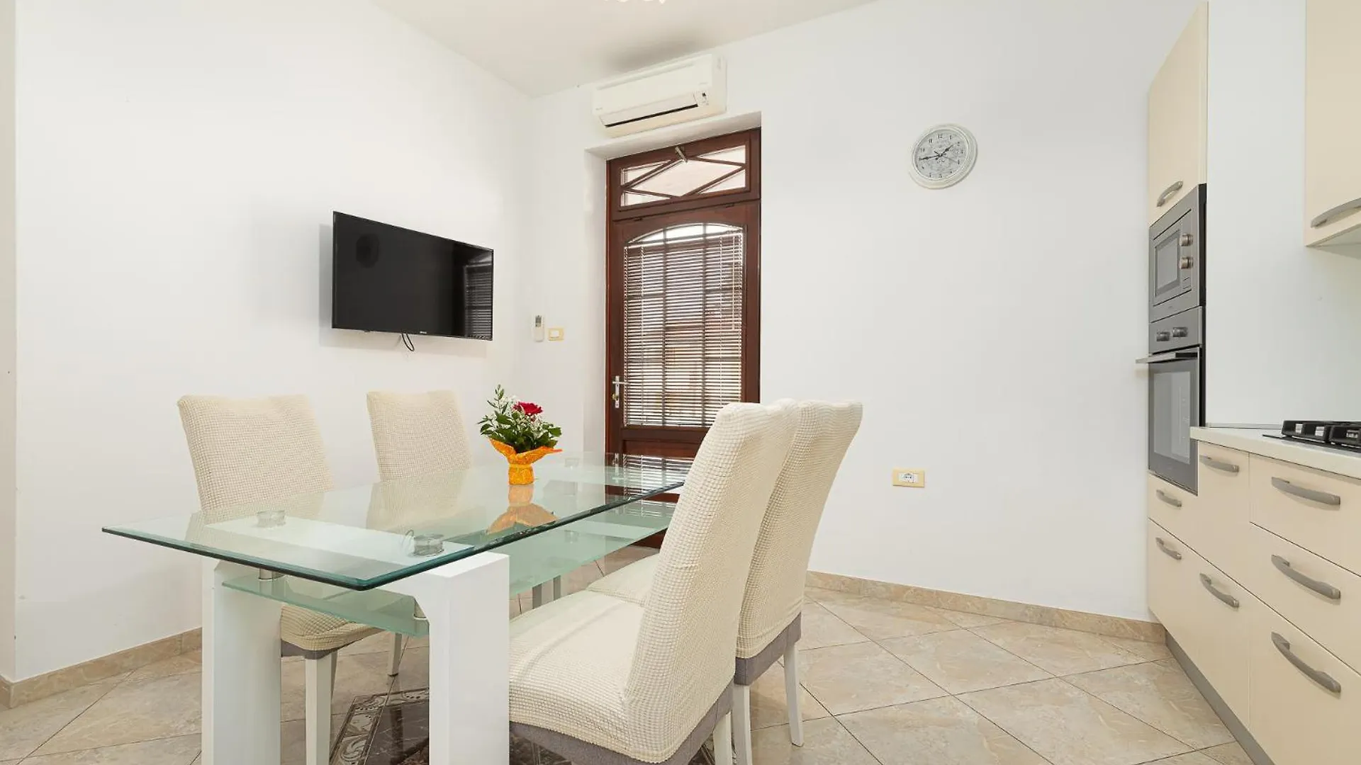Valnea - Apartment For Five People In The Center Of Porec Croatia