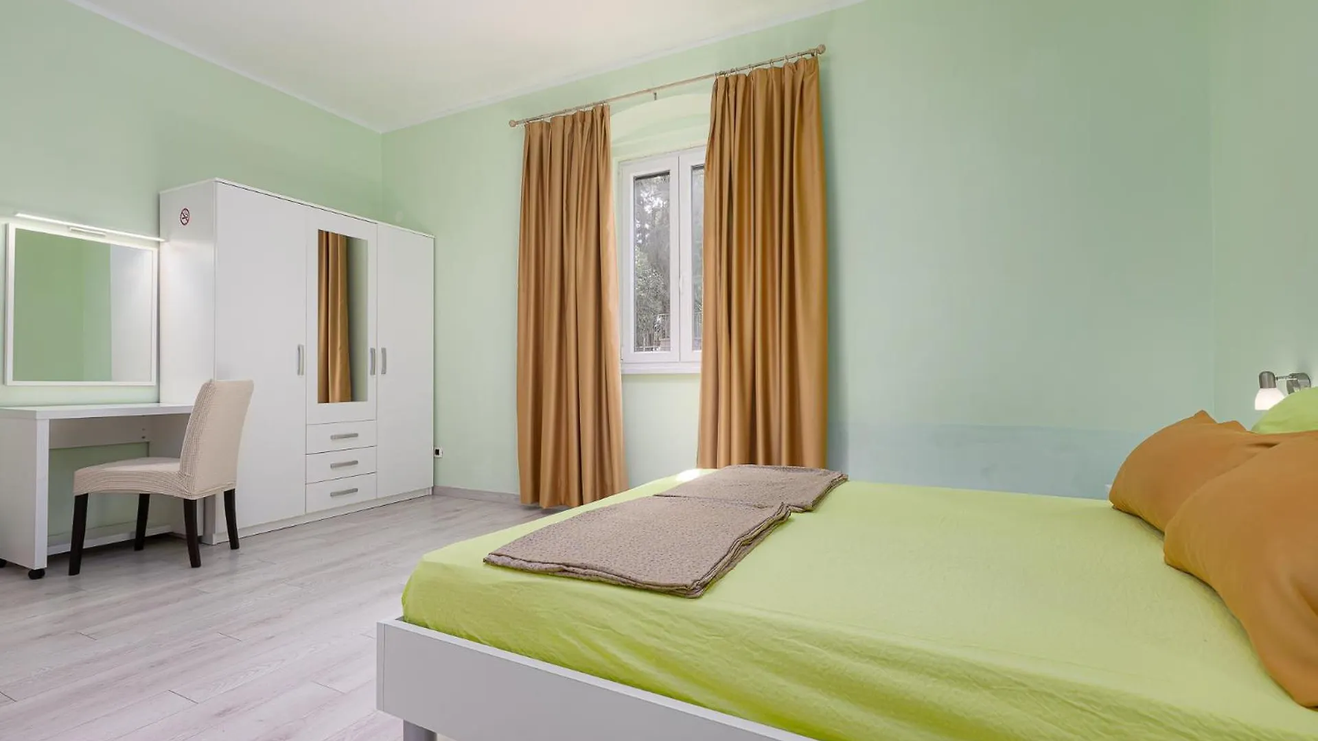 Valnea - Apartment For Five People In The Center Of Porec Croatia
