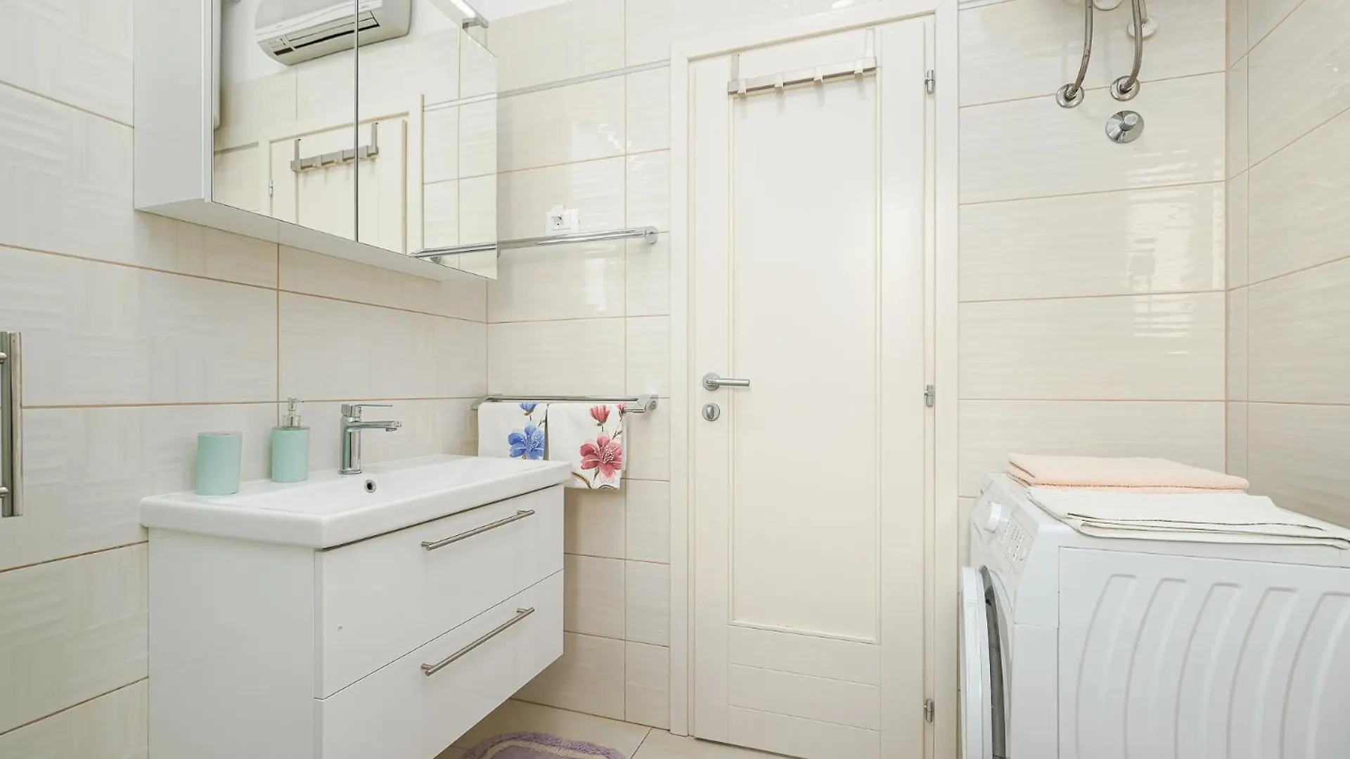 Valnea - Apartment For Five People In The Center Of Poreč